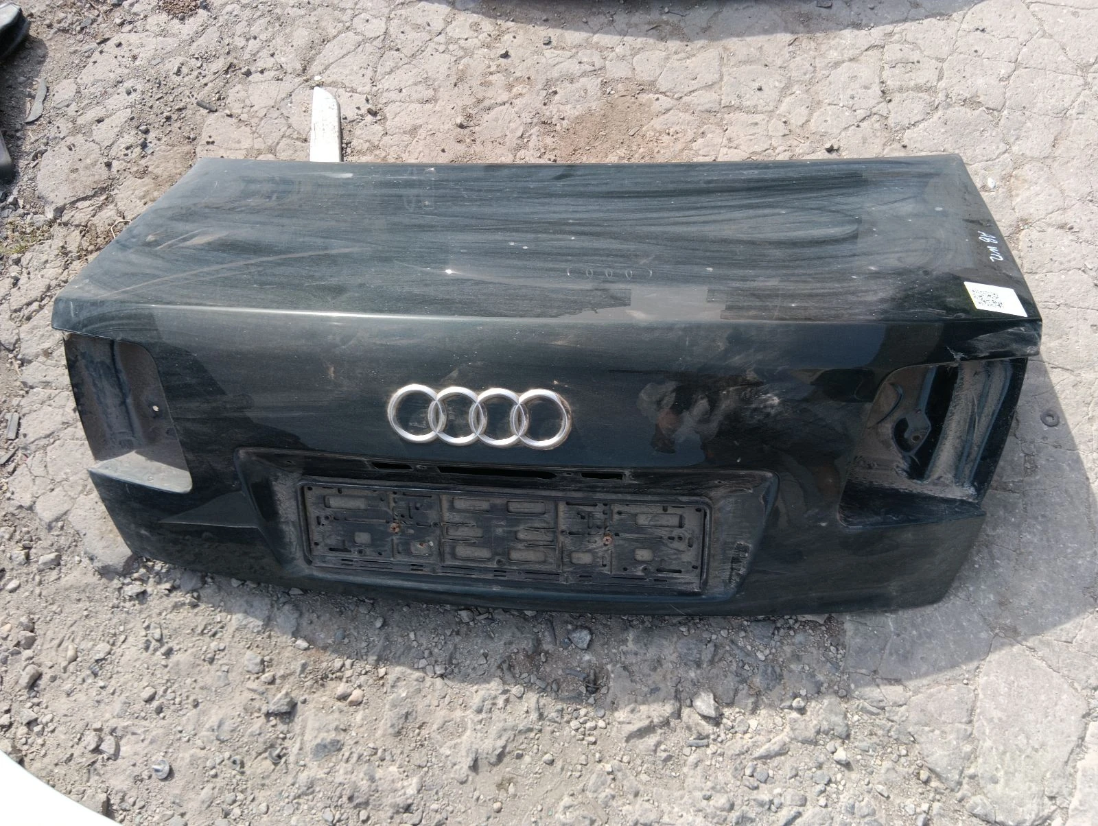 капак заден тъмнозелен Audi A8