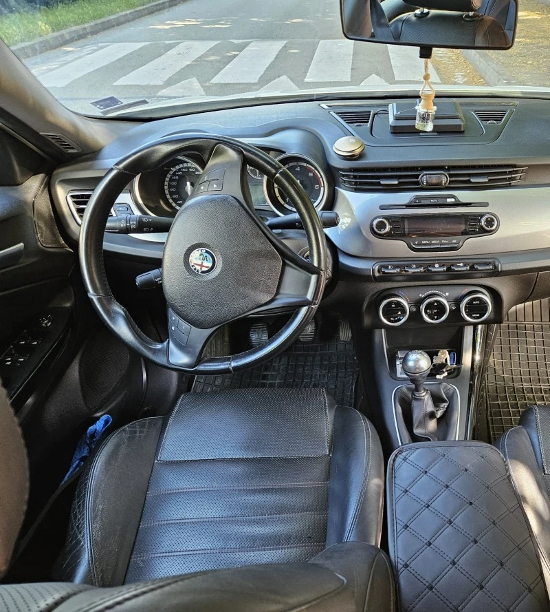 Alfa Romeo Giulietta JTDM-2 140кс * кожа, снимка 10 - Автомобили и джипове - 46660285