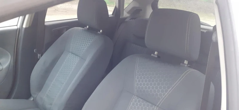 Ford Fiesta 1.5i Бензин/ГАЗ, снимка 11 - Автомобили и джипове - 52331378