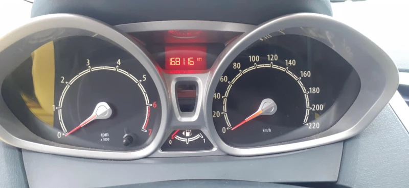 Ford Fiesta 1.5i Бензин/ГАЗ, снимка 8 - Автомобили и джипове - 52331378