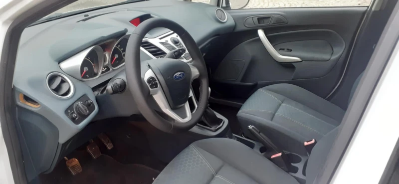 Ford Fiesta 1.5i Бензин/ГАЗ, снимка 6 - Автомобили и джипове - 52331378