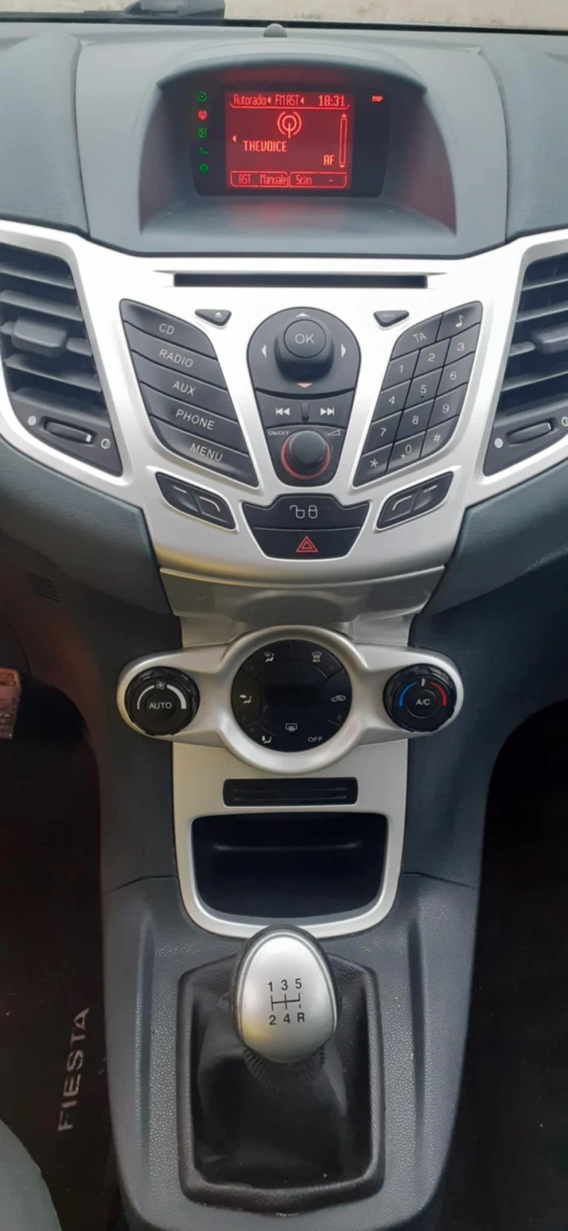 Ford Fiesta 1.5i Бензин/ГАЗ, снимка 9 - Автомобили и джипове - 52331378