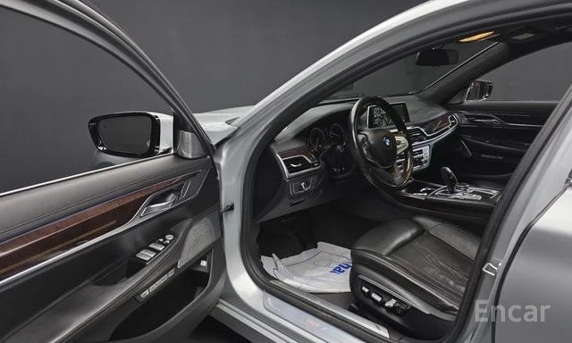 BMW 750 Li xDrive, снимка 9 - Автомобили и джипове - 54231870