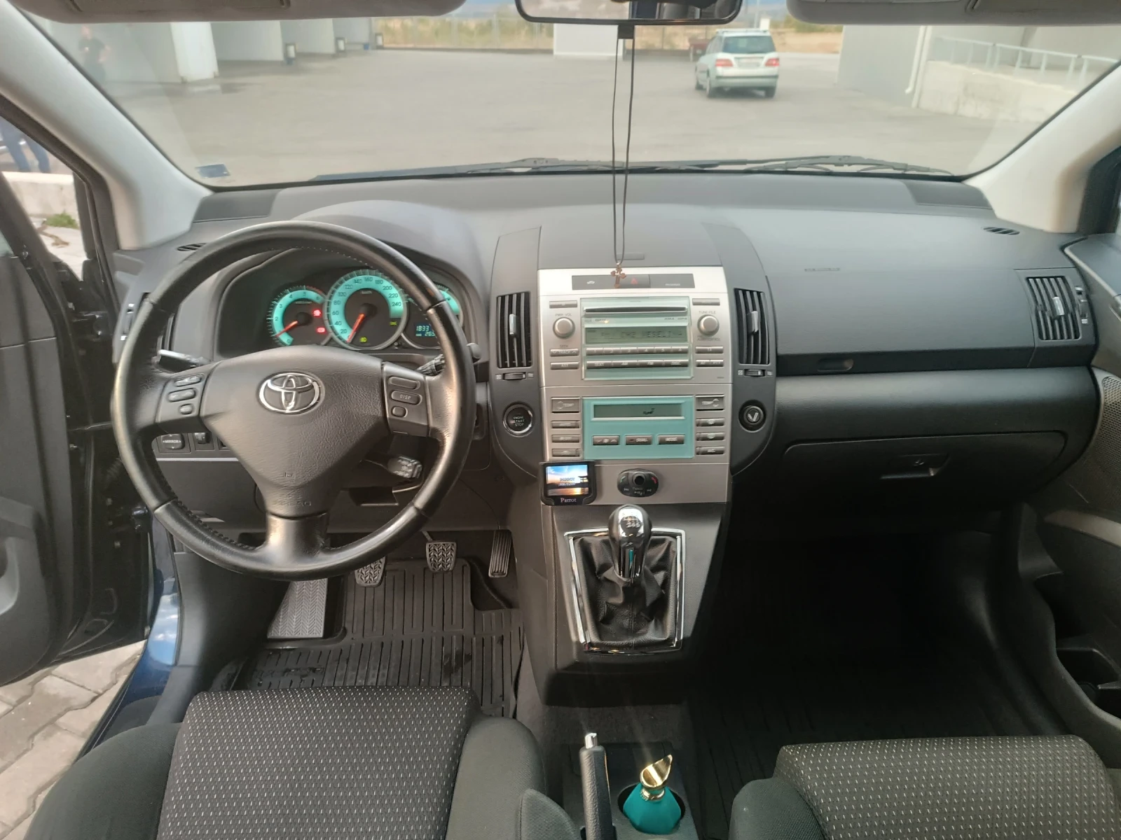 Toyota Corolla verso 2.2 - изображение 7