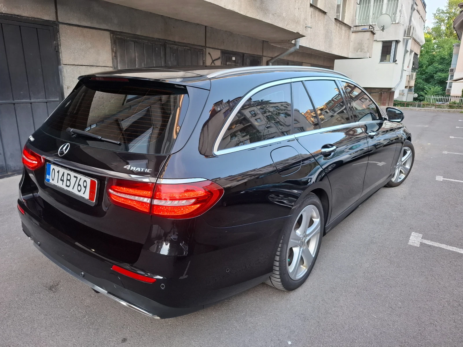 Mercedes-Benz E 400 4matik, AMG-пакет 7 местна - изображение 3