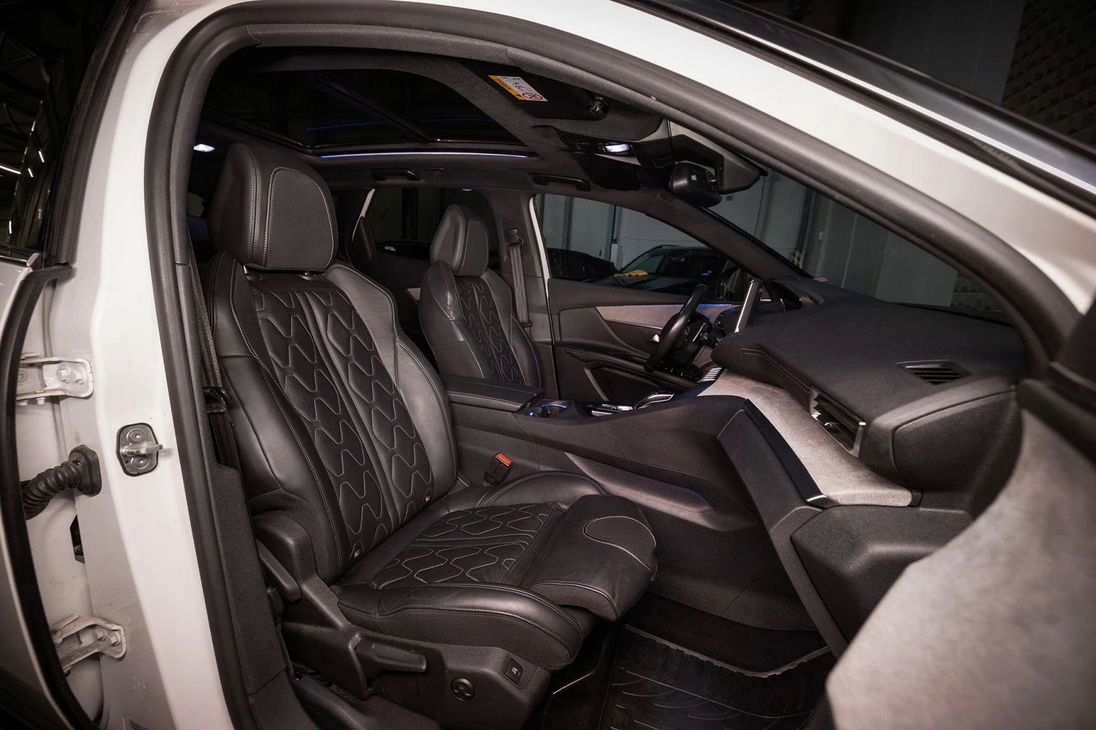 Peugeot 3008 2.0Blue-HDi* GT Line* ПАНОРАМА* ПОДГРЕВ* КРУИЗ КОН - изображение 10