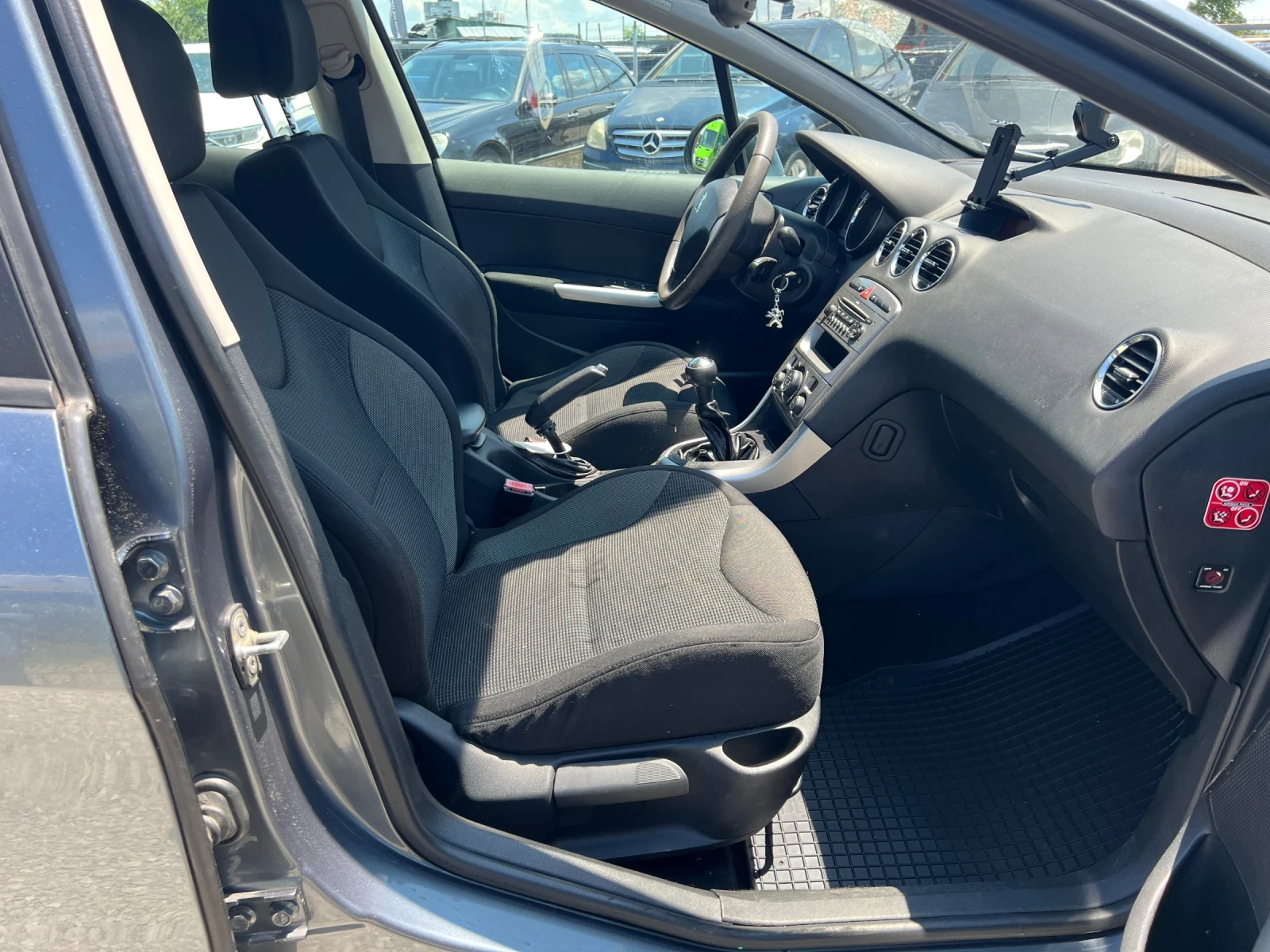 Peugeot 308 1.6HDI, снимка 12 - Автомобили и джипове - 54834033