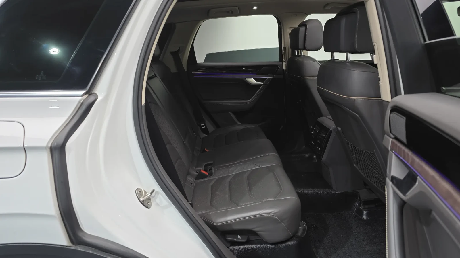 VW Touareg 3.0 TDI Prestige DisiTronic* Panorama * Обдухване , снимка 10 - Автомобили и джипове - 54913481