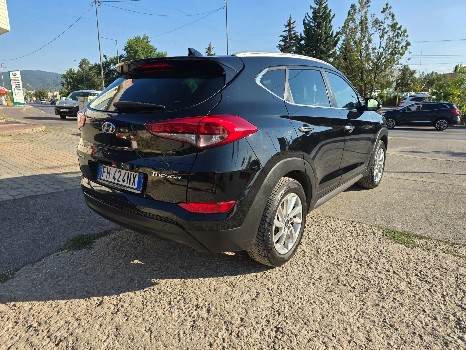 Hyundai Tucson 1.7 перфектен, снимка 5 - Автомобили и джипове - 55715336