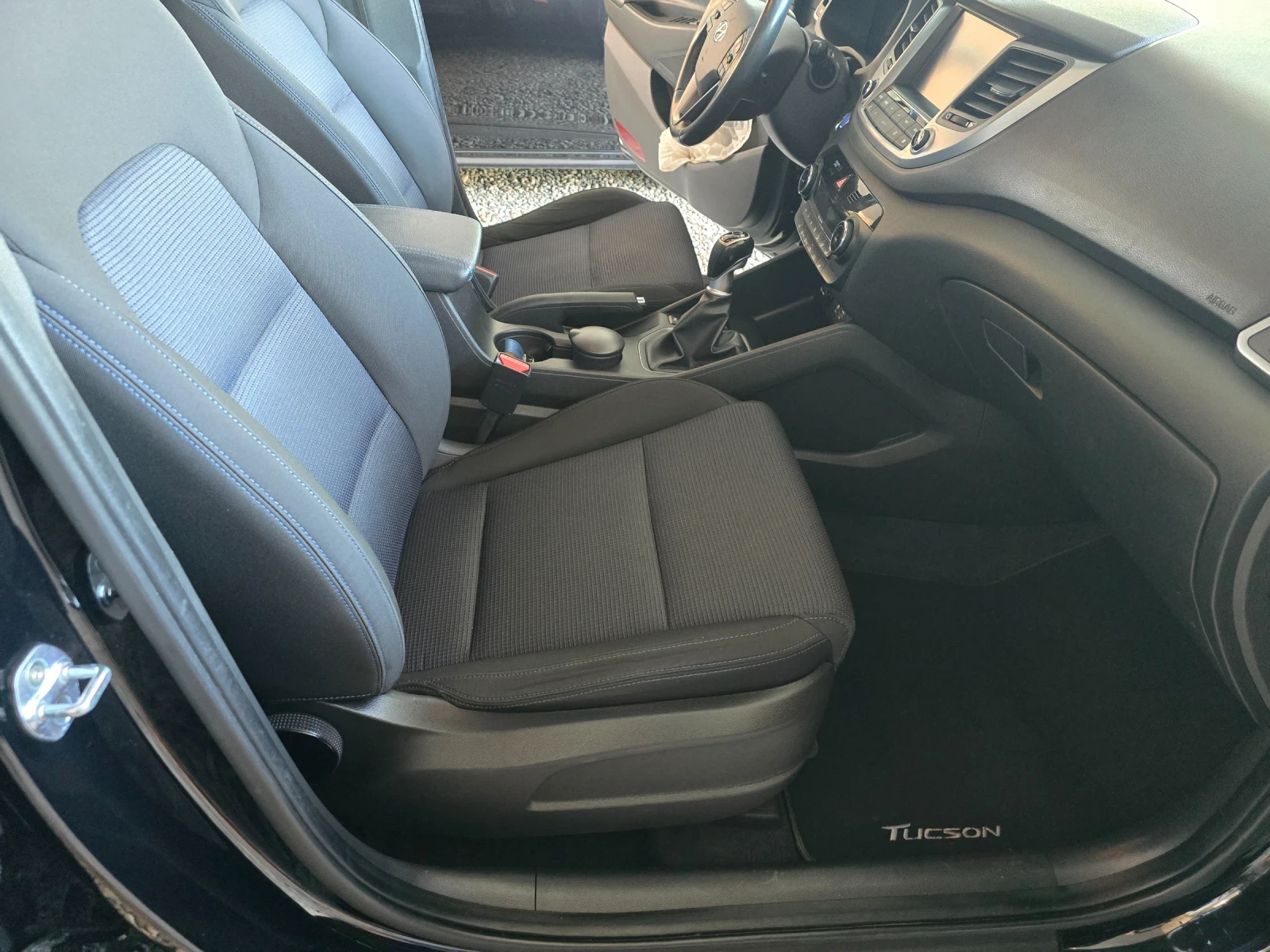 Hyundai Tucson 1.7 перфектен, снимка 13 - Автомобили и джипове - 55715336