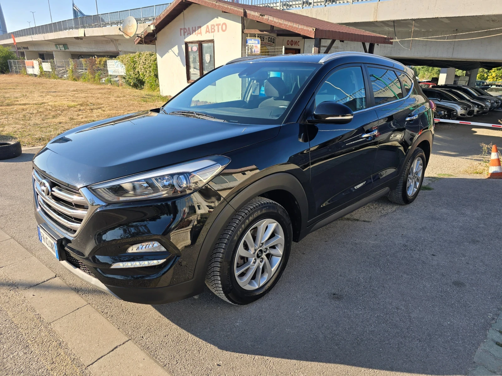 Hyundai Tucson 1.7 перфектен, снимка 3 - Автомобили и джипове - 55715336