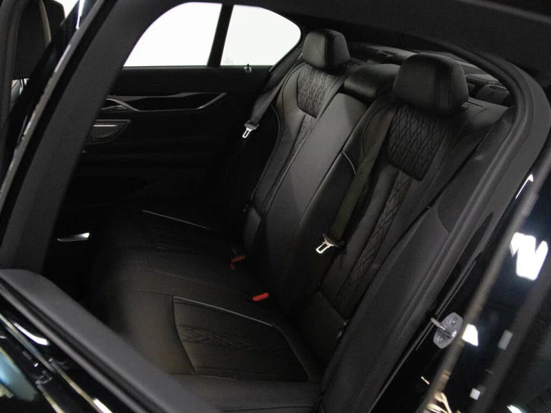 BMW 750 xDrive AWD * CARFAX * АвтоКредит* (ЦЕНА ДО БГ), снимка 9 - Автомобили и джипове - 53541247