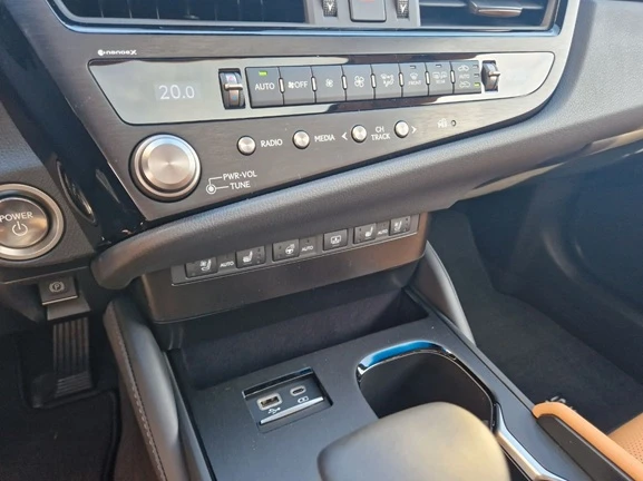 Lexus ES 300h = NEW = Luxury Line Гаранция - изображение 7