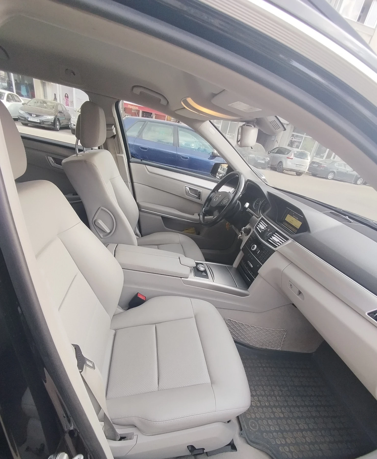 Mercedes-Benz E 250 4 MATIC, снимка 11 - Автомобили и джипове - 53878033