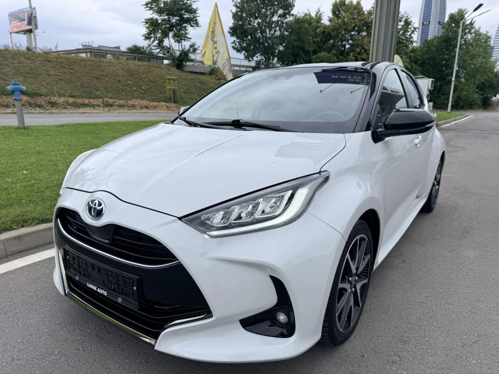 Toyota Yaris HYBRID BiTone JBL ТОП