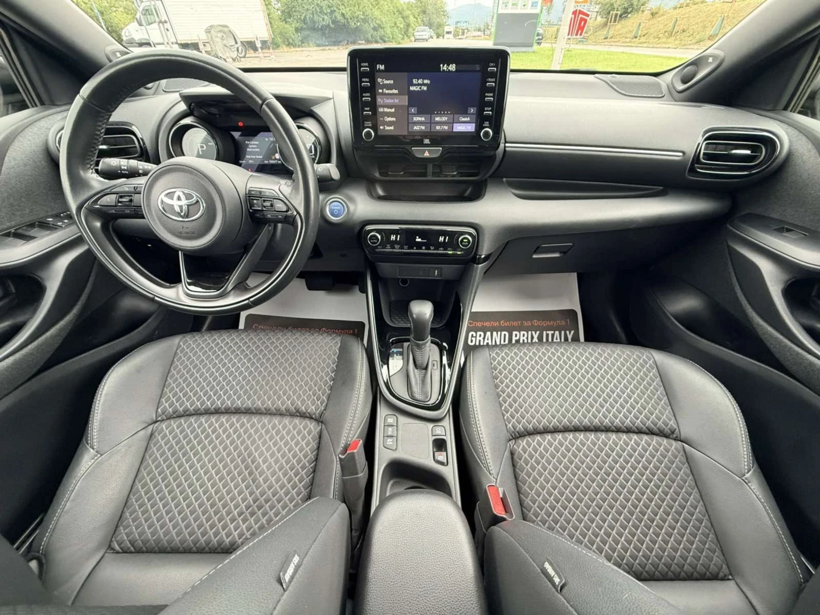 Toyota Yaris HYBRID BiTone JBL ТОП, снимка 8 - Автомобили и джипове - 55411821