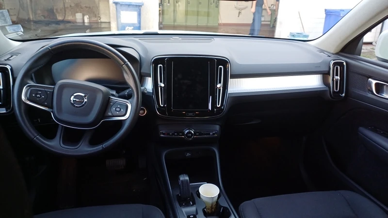 Volvo XC40 2.0 D4, снимка 3 - Автомобили и джипове - 47381630