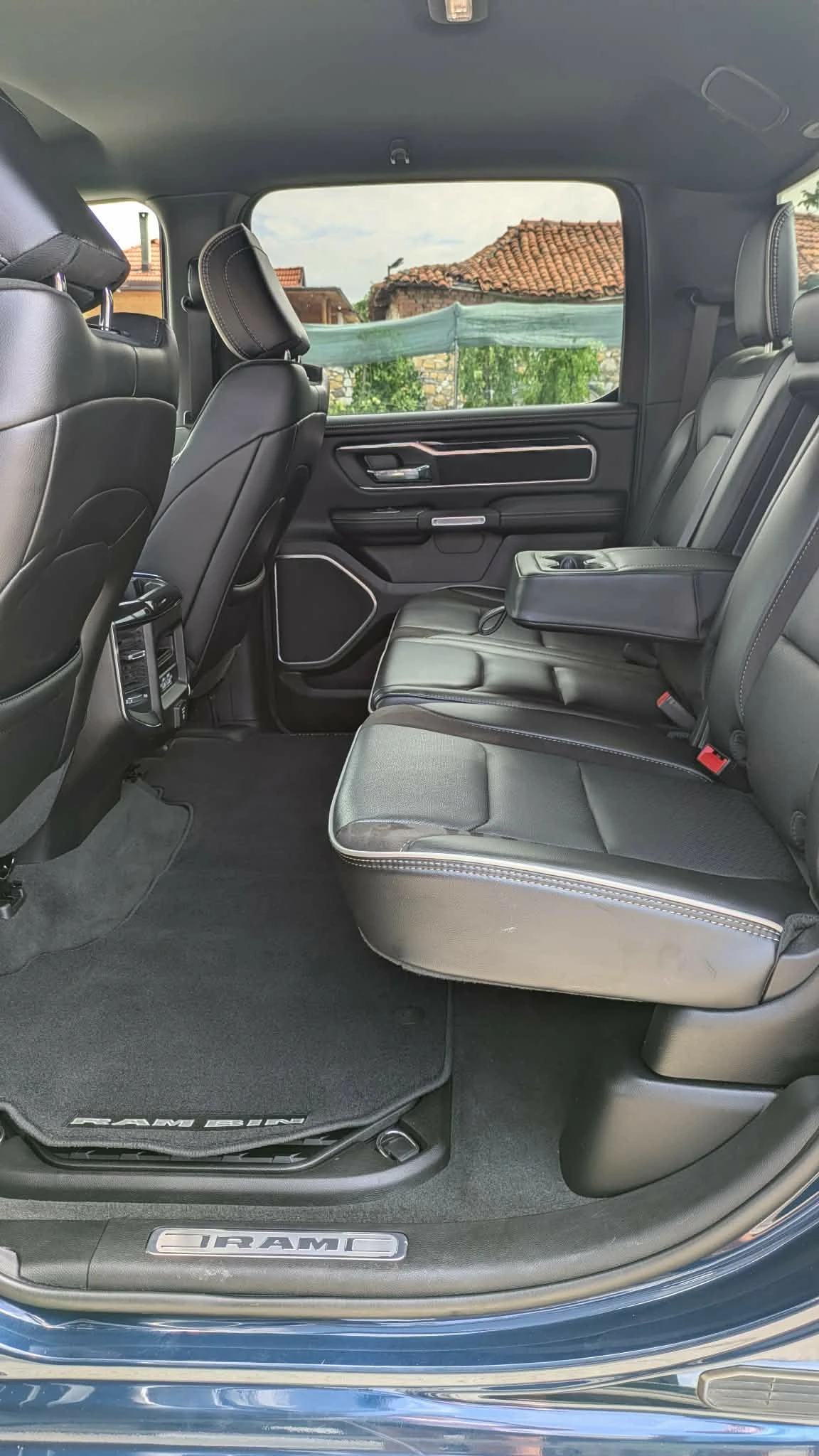 Dodge RAM 1500 Laramie Crew Cab, снимка 6 - Автомобили и джипове - 55547106