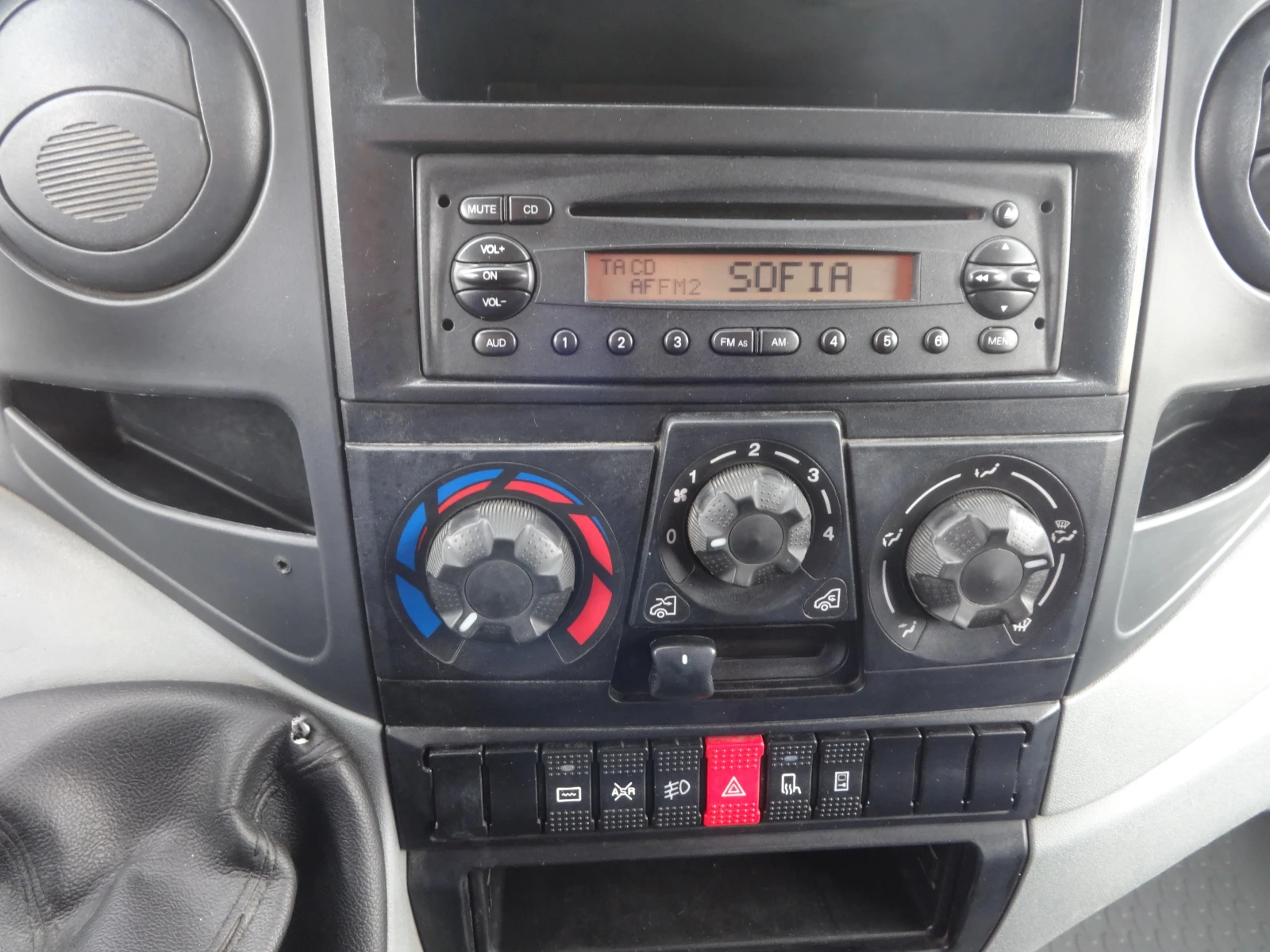 Iveco Daily 35C12  КАТ. * Б* ВНОС ОТ ШВЕЙЦАРИЯ, снимка 11 - Бусове и автобуси - 56102820