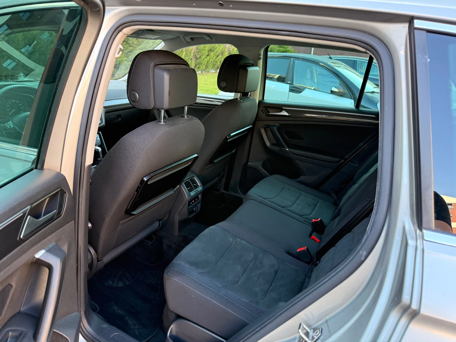 VW Tiguan 2.0TDI/FullLED/Distro/LaneAssist, снимка 10 - Автомобили и джипове - 53747488