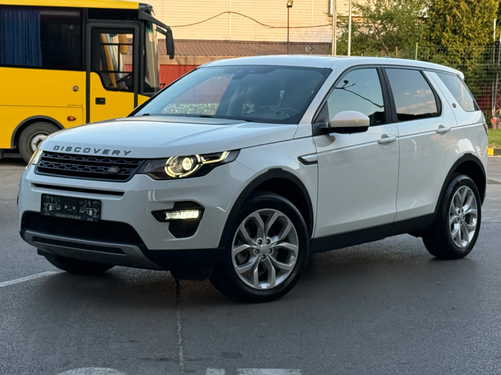 Land Rover Discovery Sport 2.0d Нави/Климатроник/Камера/4х4/Фейслифт, снимка 4 - Автомобили и джипове - 55728356