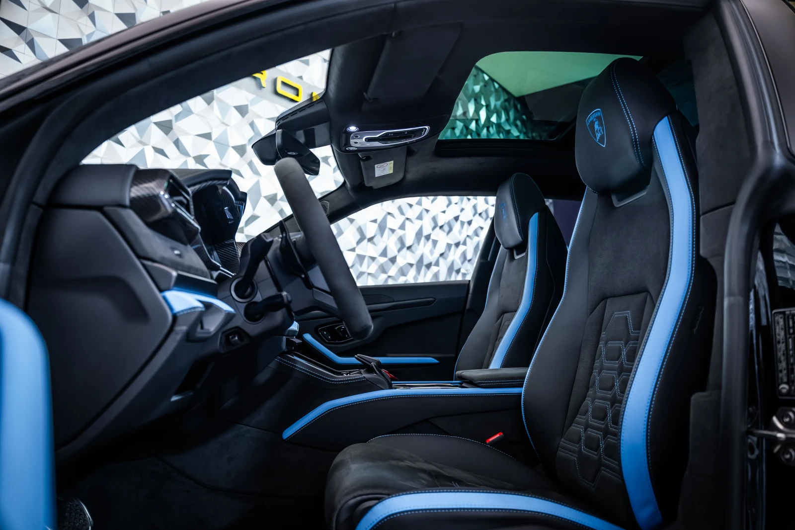 Lamborghini Urus SE* Carbon* B&O, снимка 13 - Автомобили и джипове - 56612444