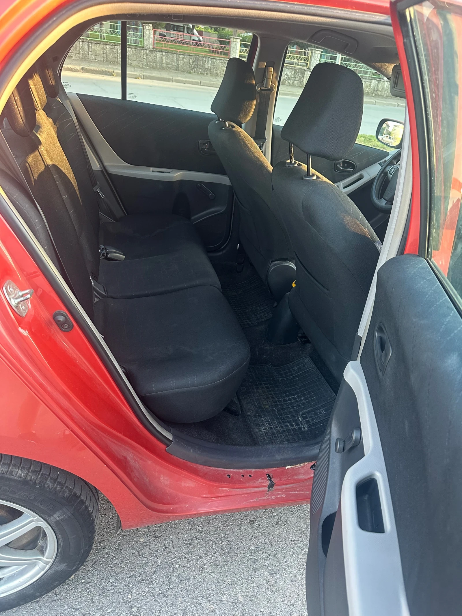 Toyota Yaris 1.0i, снимка 8 - Автомобили и джипове - 55272733