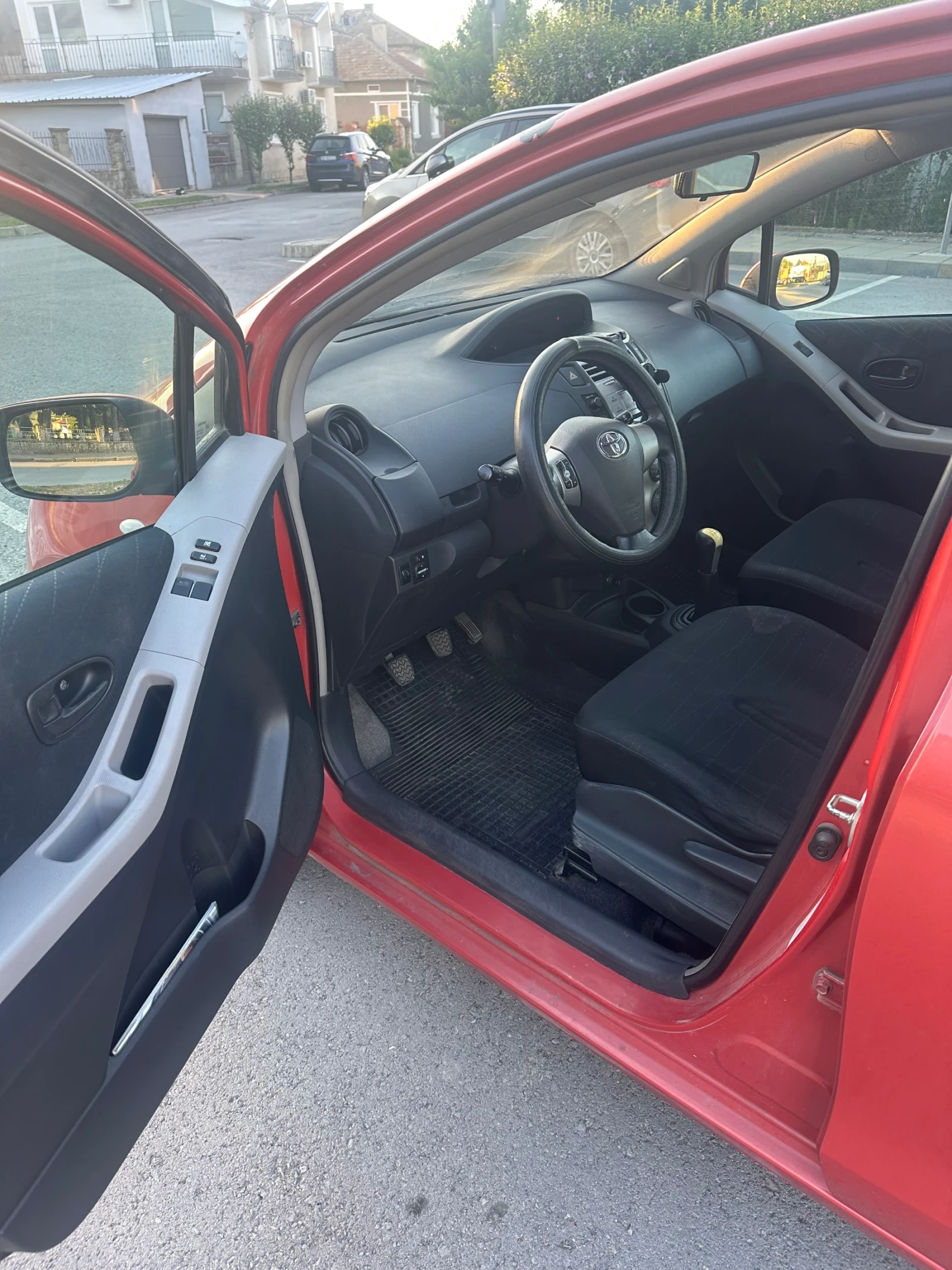 Toyota Yaris 1.0i, снимка 5 - Автомобили и джипове - 55272733
