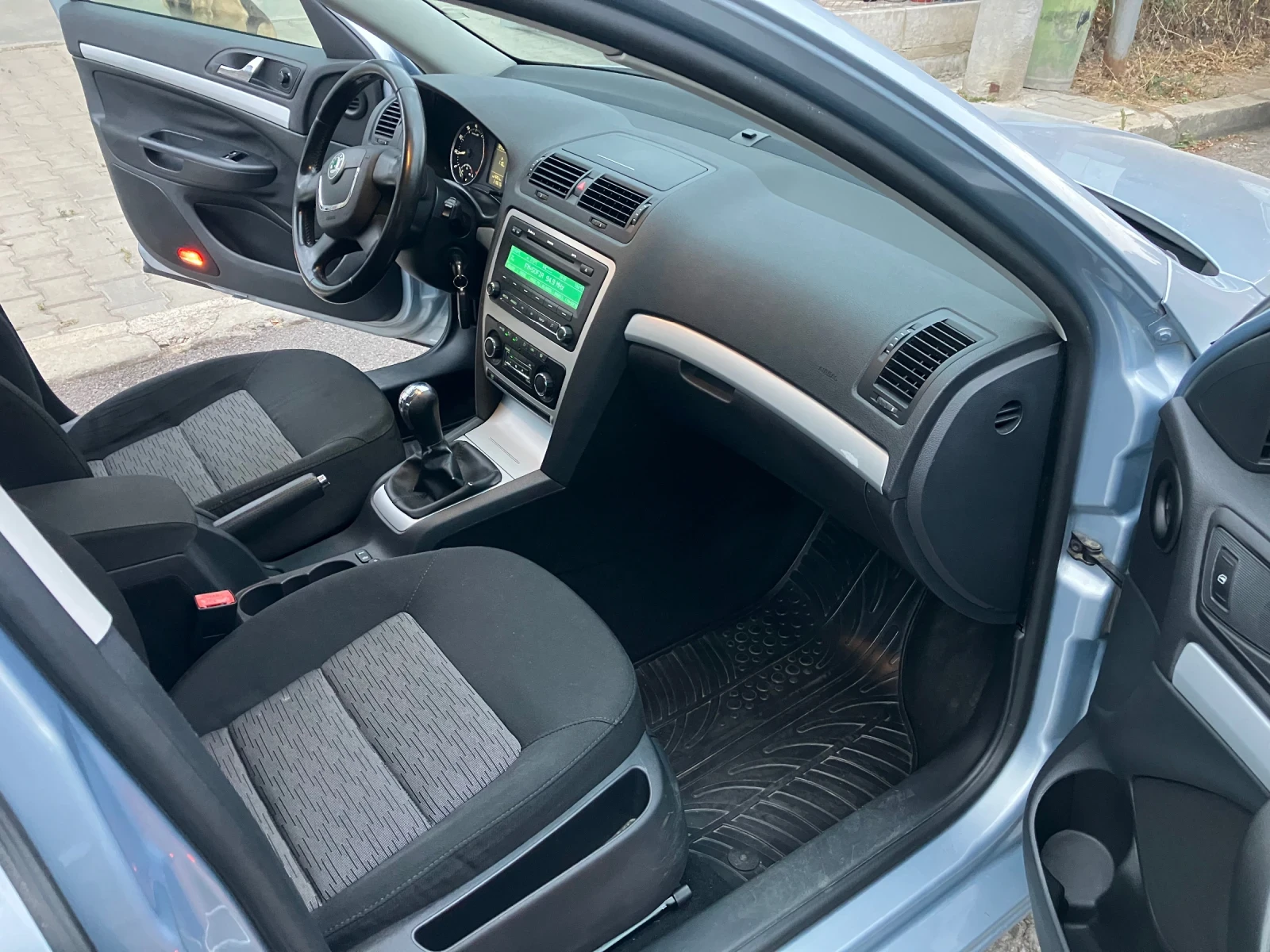 Skoda Octavia 1.6MPi/Отлична, снимка 9 - Автомобили и джипове - 56230412