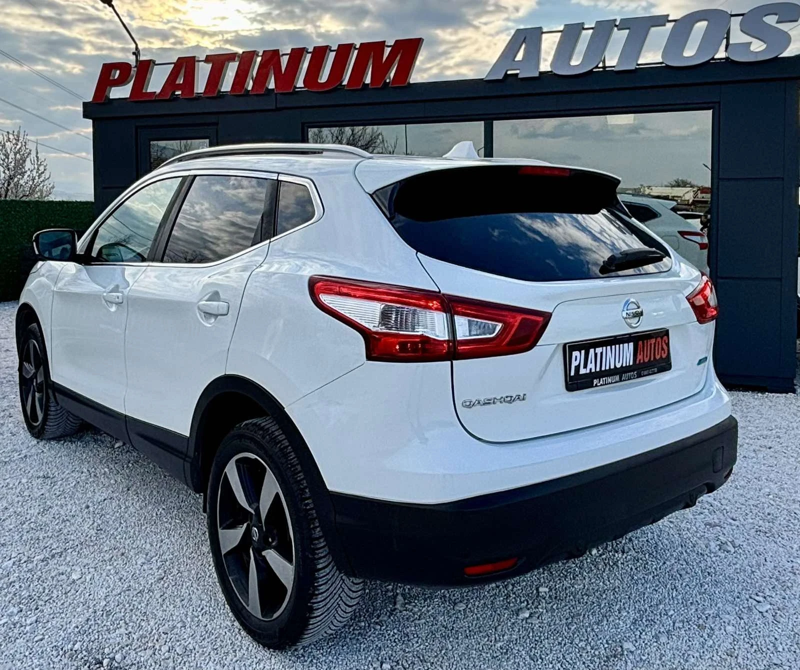 Nissan Qashqai 1.5DCI/PANORAMA/KAMERA/LED, снимка 5 - Автомобили и джипове - 54168897