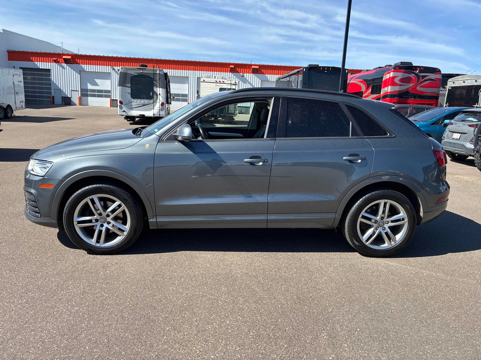 Audi Q3 * АВТОКРЕДИТ * ГЛАВНО ПРЕДСТАВИТЕЛСТВО, снимка 3 - Автомобили и джипове - 55927431