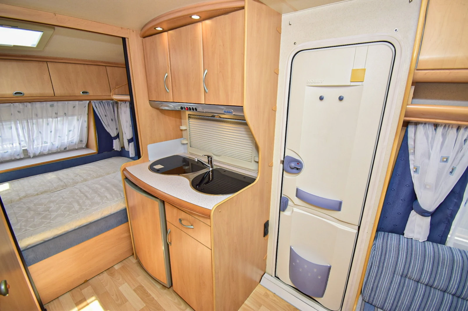Каравана Hobby DeLuxeEasy 450 - изображение 8