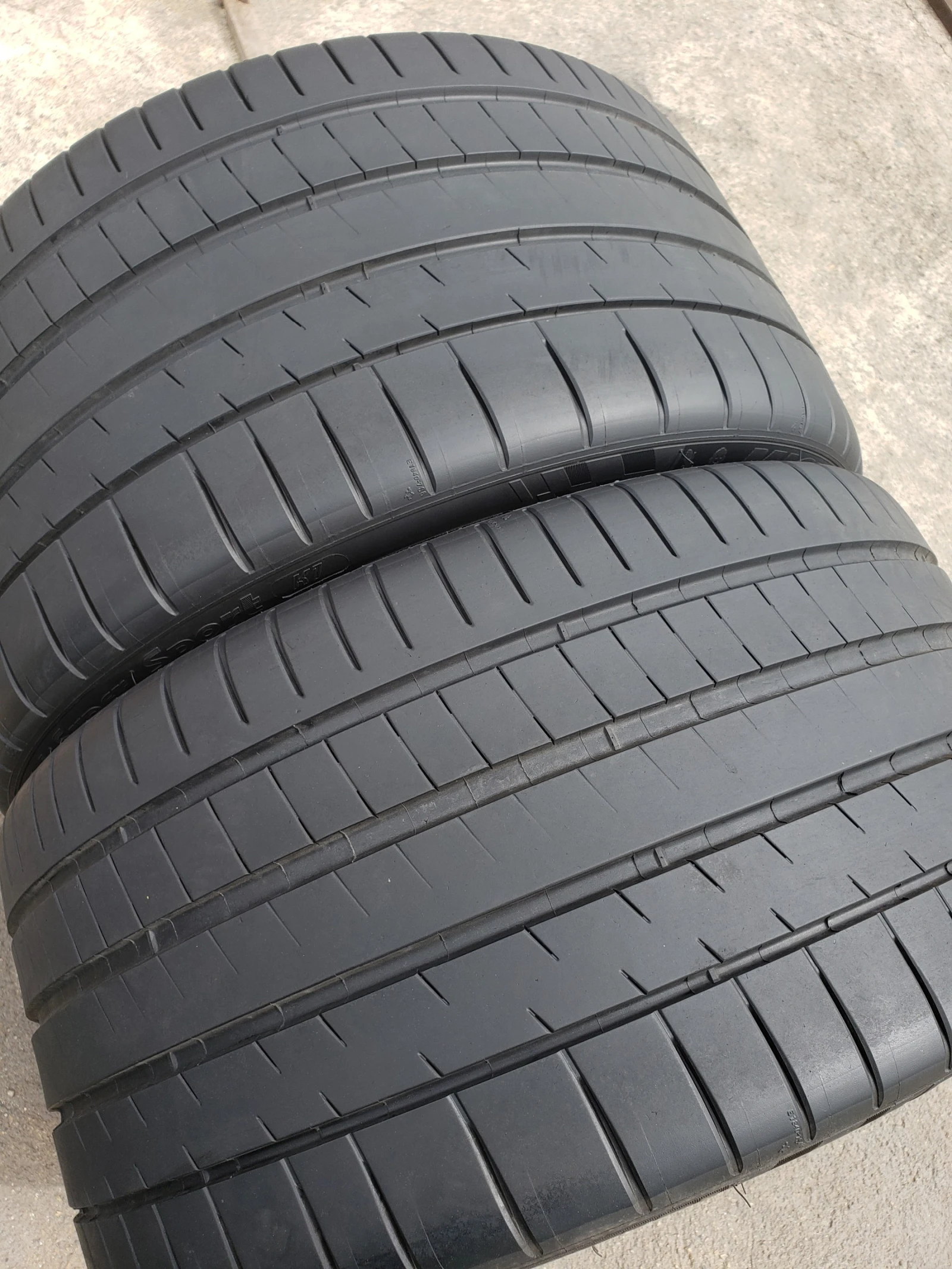 Гуми Летни 295/35R20, снимка 4 - Гуми и джанти - 54423633