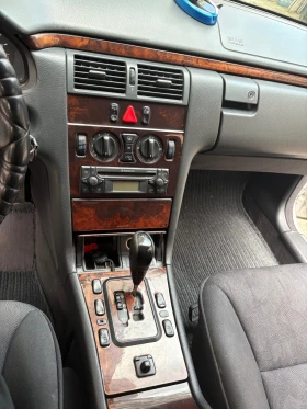 Mercedes-Benz E 220, снимка 10