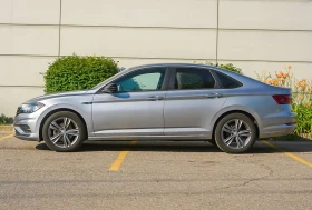 VW Jetta Highline R-Line / ПАНО / ЛИЗИНГ / ЦЕНА до БГ, снимка 4