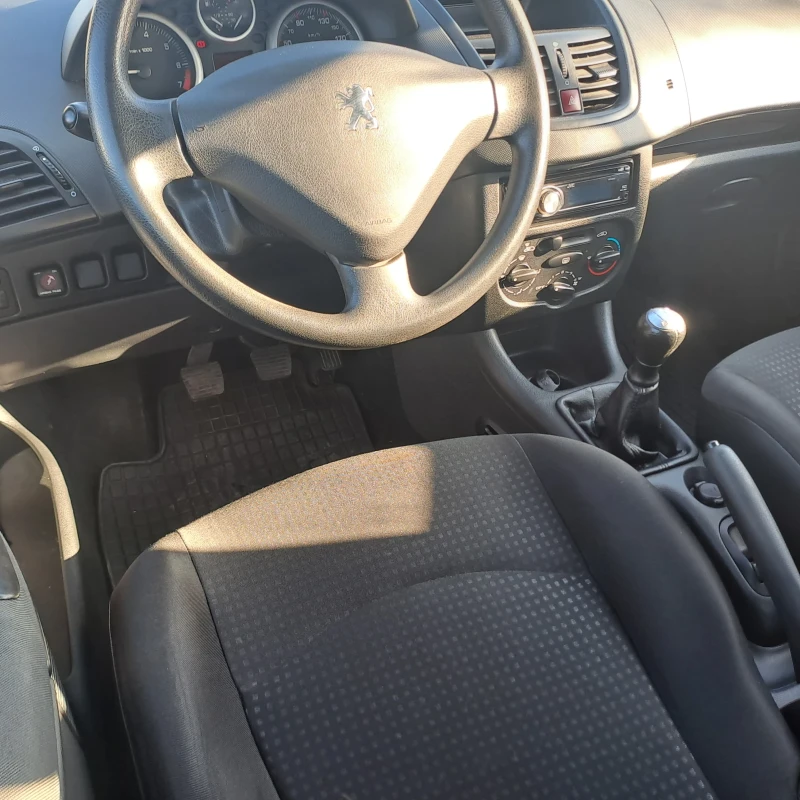 Peugeot 206 1.1 Много запазен автомобил., снимка 11 - Автомобили и джипове - 48163877