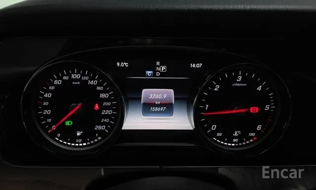 Mercedes-Benz E 220 4MATIC Exclusive | HUD | Кожа | Камера | Памет, снимка 7 - Автомобили и джипове - 54671971