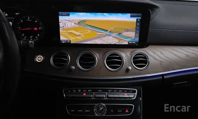 Mercedes-Benz E 220 4MATIC Exclusive | HUD | Кожа | Камера | Памет, снимка 13 - Автомобили и джипове - 54671971