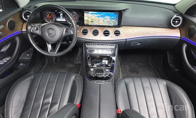 Mercedes-Benz E 220 4MATIC Exclusive | HUD | Кожа | Камера | Памет, снимка 5 - Автомобили и джипове - 54671971