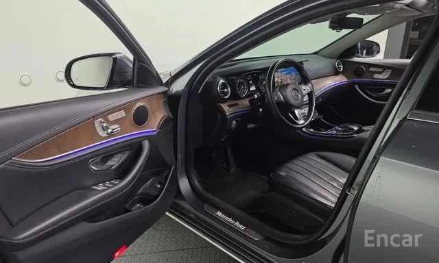 Mercedes-Benz E 220 4MATIC Exclusive | HUD | Кожа | Камера | Памет, снимка 10 - Автомобили и джипове - 54671971