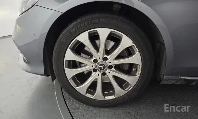 Mercedes-Benz E 220 4MATIC Exclusive | HUD | Кожа | Камера | Памет, снимка 6 - Автомобили и джипове - 54671971