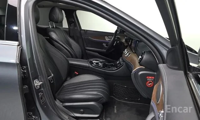 Mercedes-Benz E 220 4MATIC Exclusive | HUD | Кожа | Камера | Памет, снимка 9 - Автомобили и джипове - 54671971