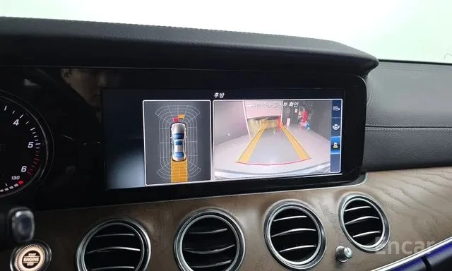 Mercedes-Benz E 220 4MATIC Exclusive | HUD | Кожа | Камера | Памет, снимка 14 - Автомобили и джипове - 54671971