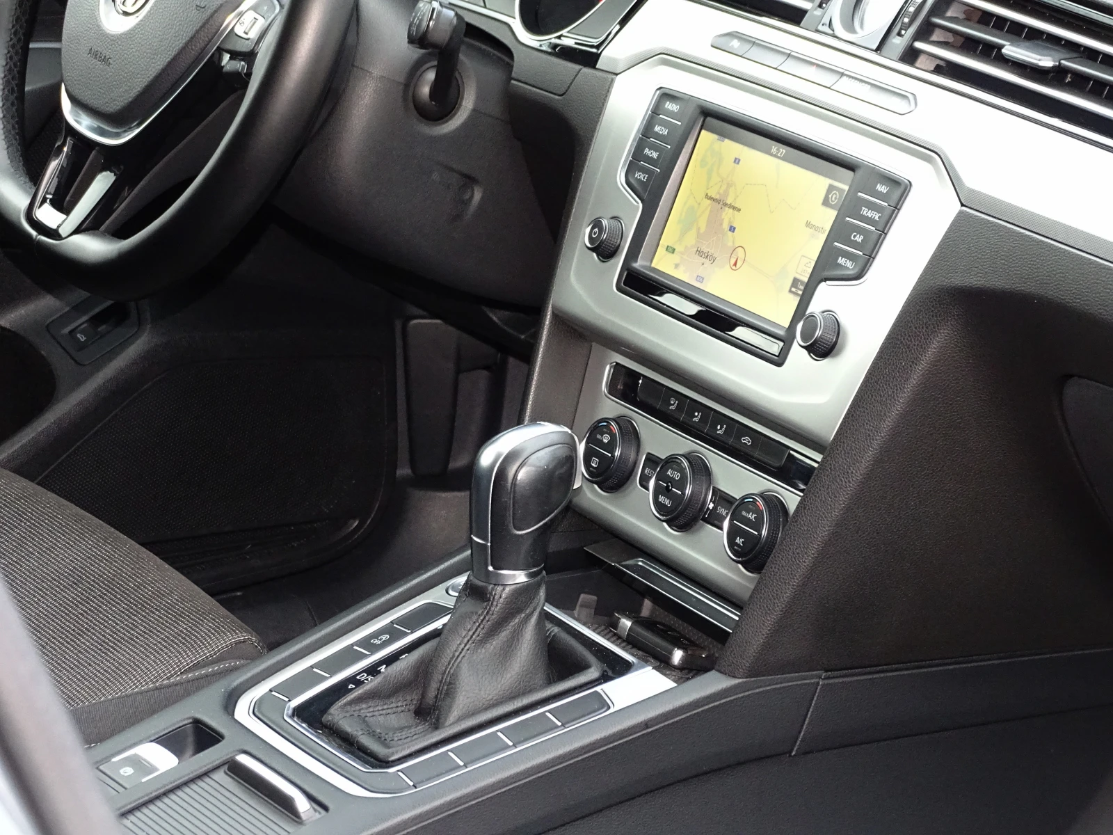 VW Passat 1.6TDI_DSG_LED_NAVI_* , снимка 15 - Автомобили и джипове - 53900399