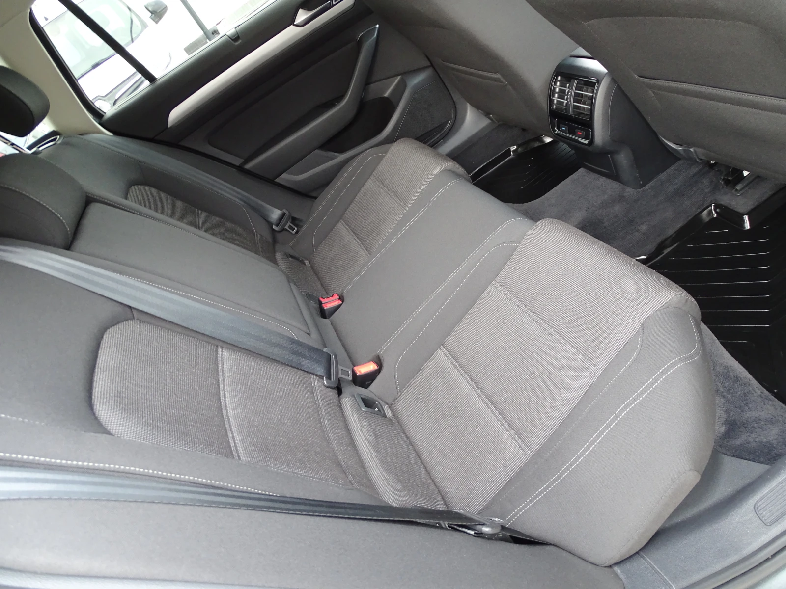 VW Passat 1.6TDI_DSG_LED_NAVI_* , снимка 14 - Автомобили и джипове - 53900399