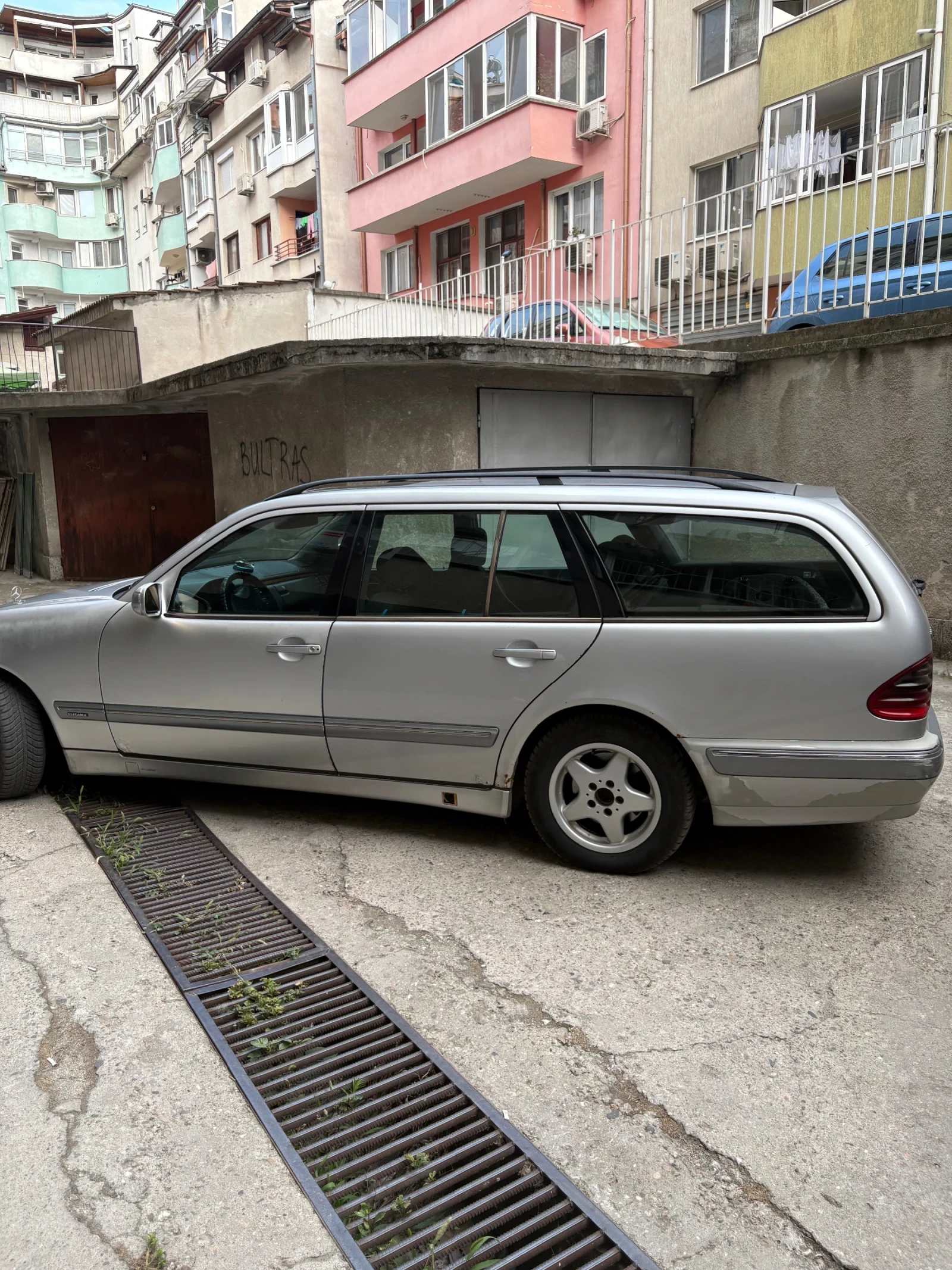 Mercedes-Benz E 220, снимка 3 - Автомобили и джипове - 55449779