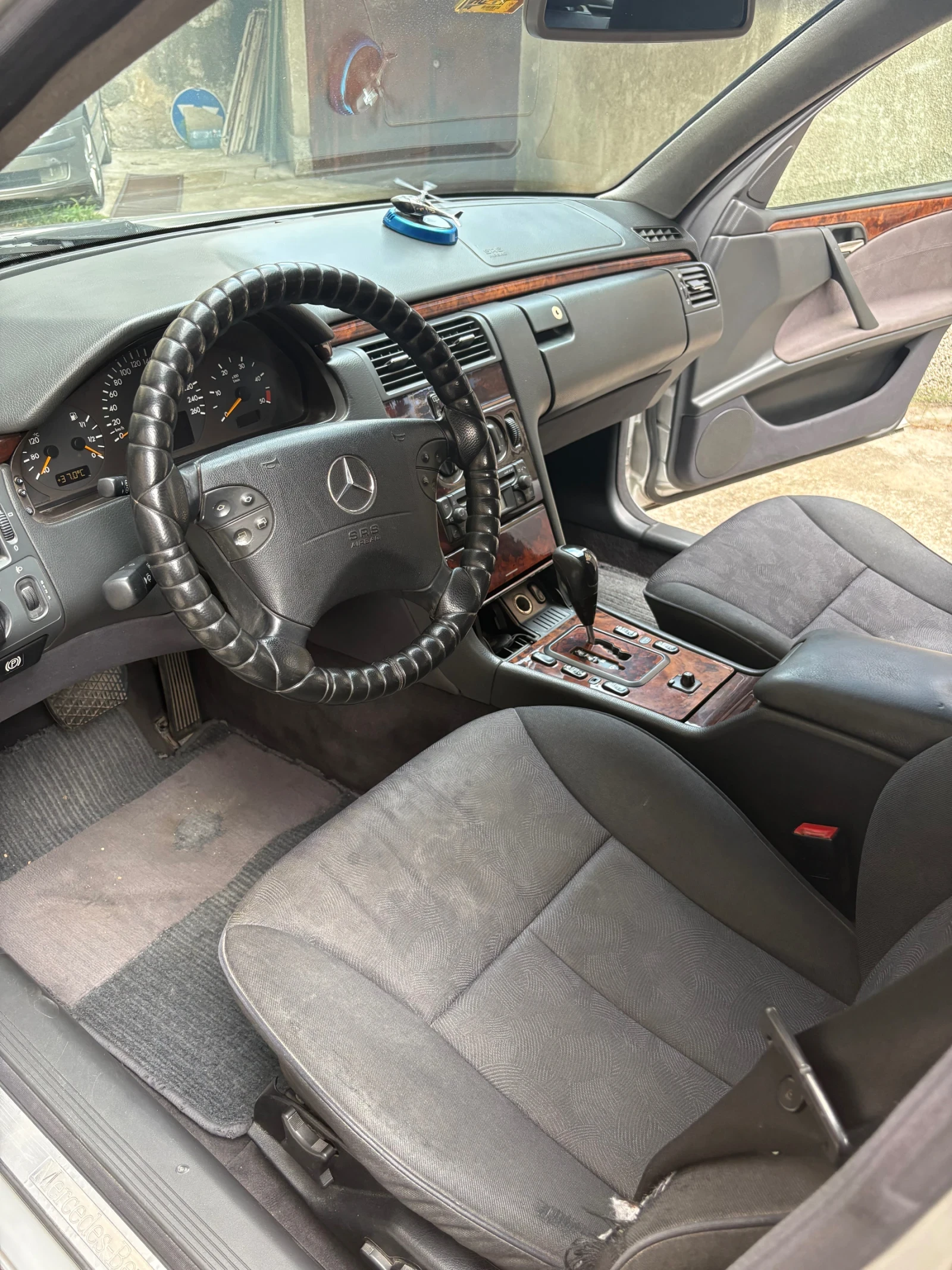 Mercedes-Benz E 220, снимка 11 - Автомобили и джипове - 55449779