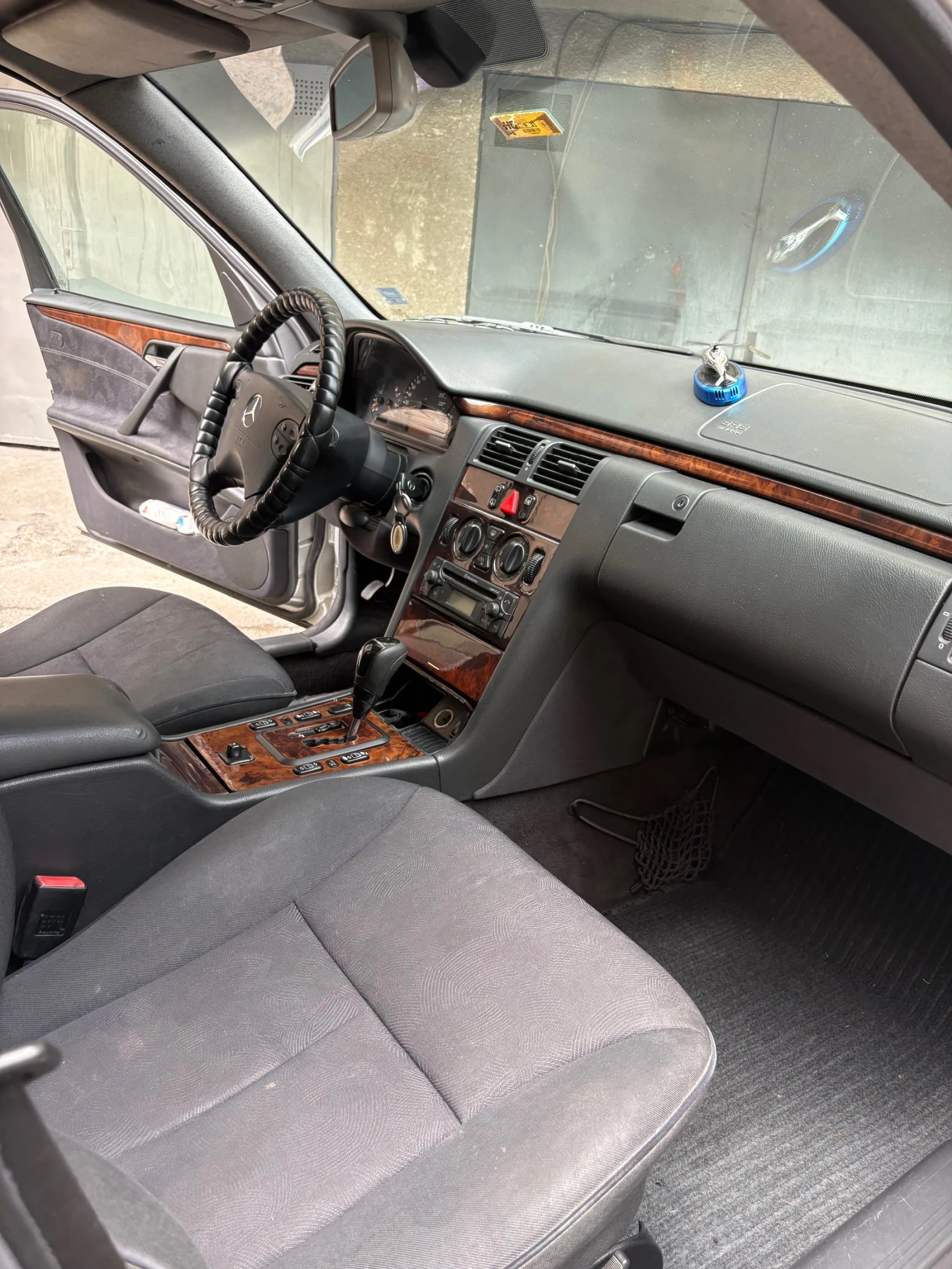 Mercedes-Benz E 220, снимка 15 - Автомобили и джипове - 55449779