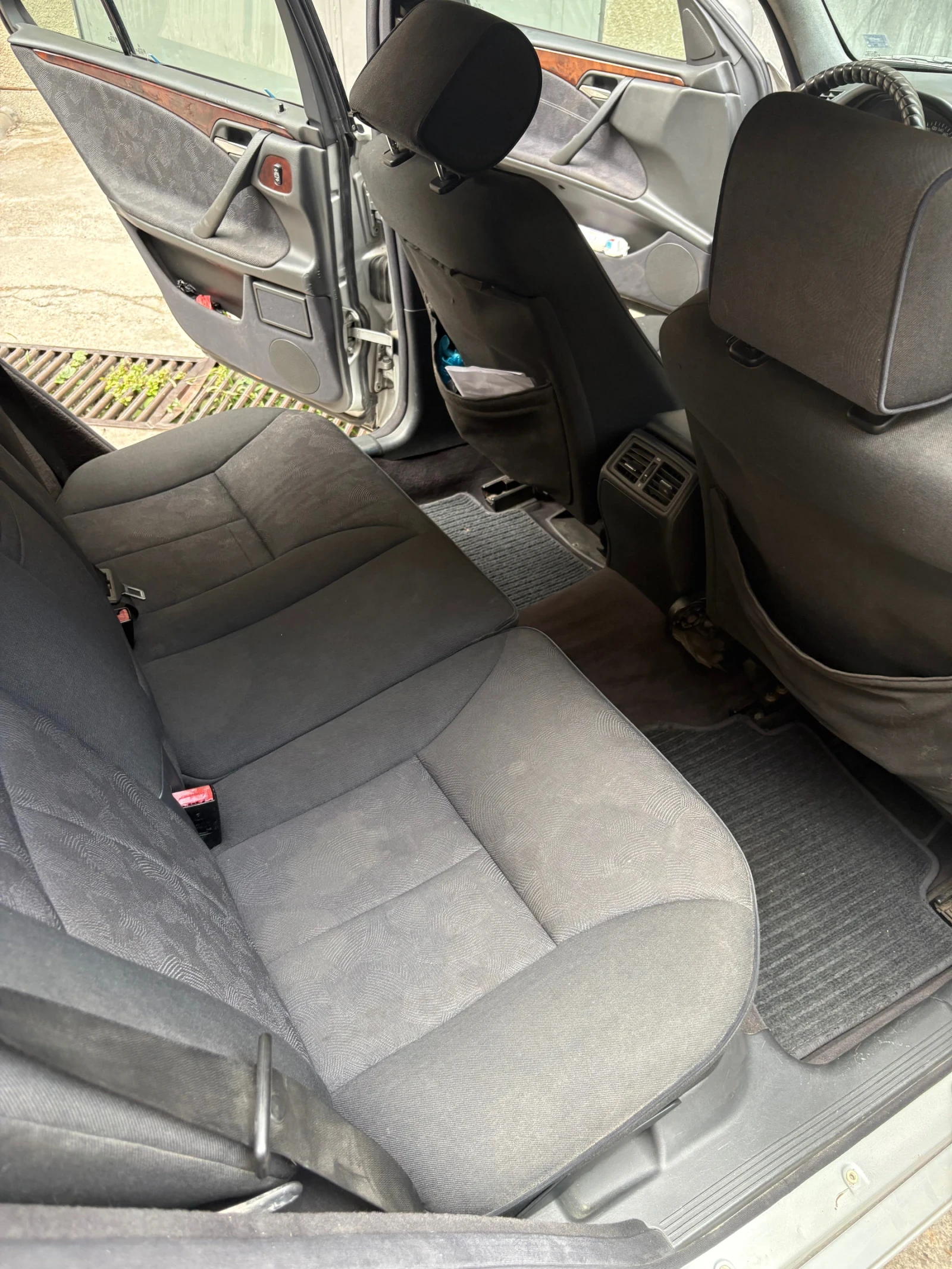 Mercedes-Benz E 220, снимка 12 - Автомобили и джипове - 55449779