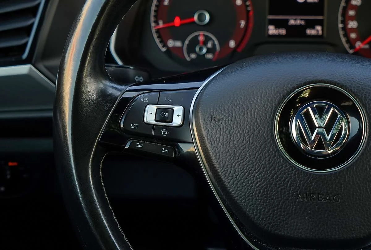 VW Jetta Highline R-Line / ПАНО / ЛИЗИНГ / ЦЕНА до БГ, снимка 9 - Автомобили и джипове - 55467460